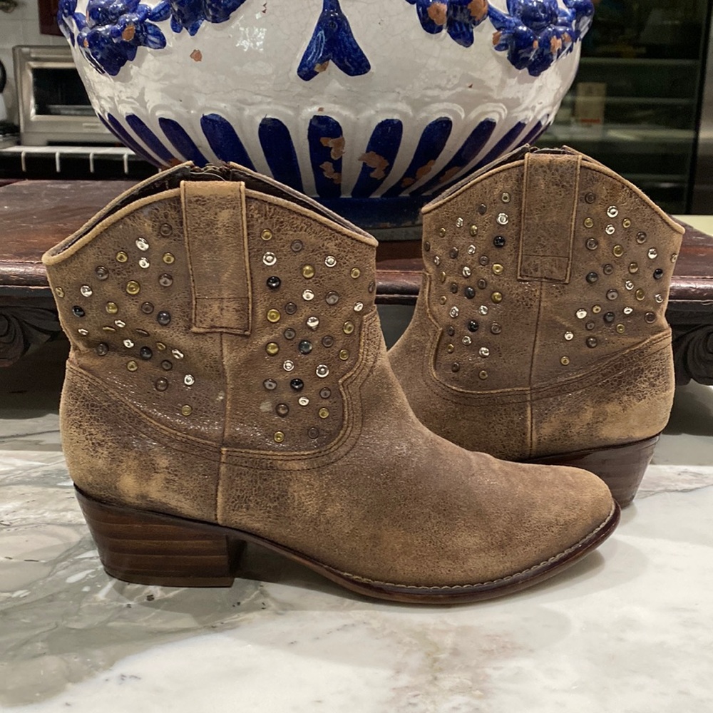 WhiteMountain Ankle Boots. Size: 9.5Med